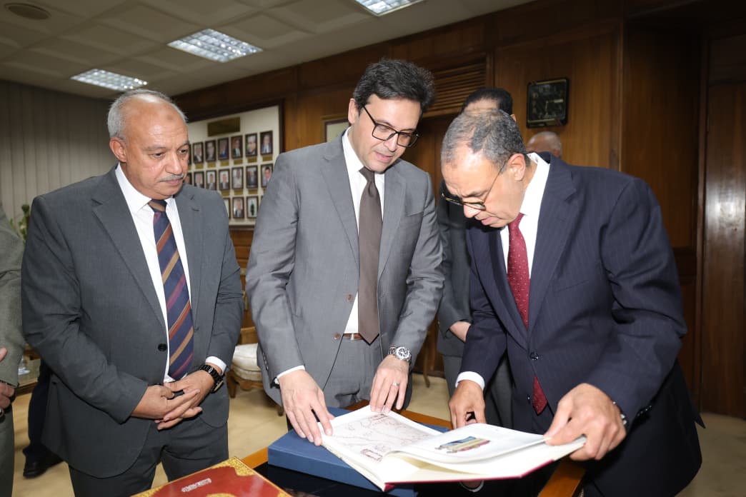 وزير الثقافة يسلم وزير الخارجية ١٣ خريطة و٢٢ وثيقة و٤٣ اتفاقية تاريخية بعد ترميمها بدار الكتب